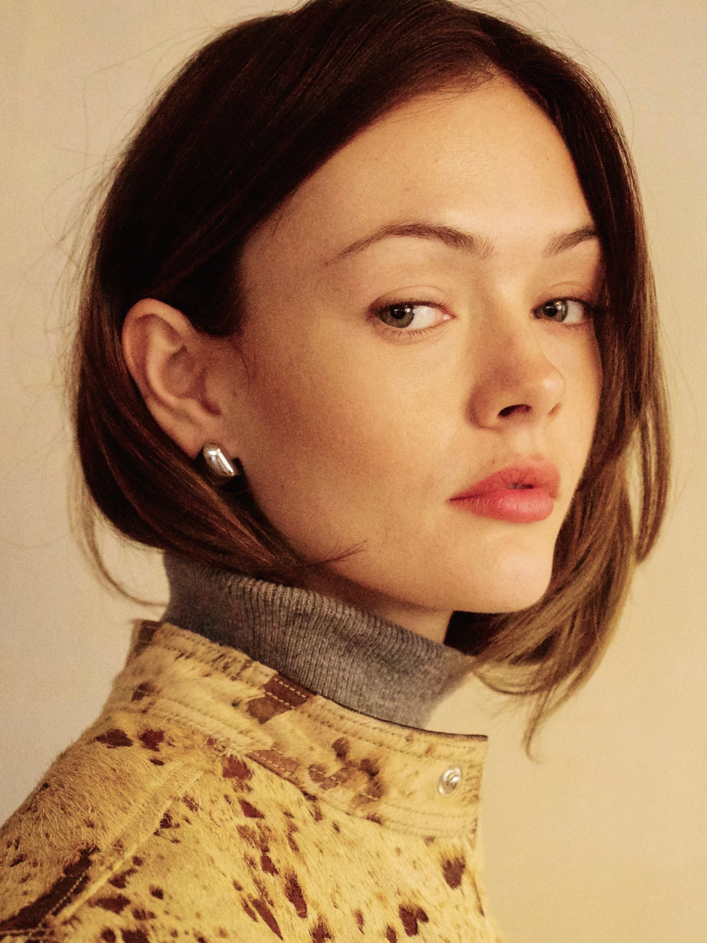 AURA PETITE earrings worn – small silver earrings with a soft, organic silhouette for everyday elegance.