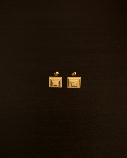 SIENTE PETITE gold earrings – minimalist square gold earrings with a modern sculptural design, lightweight and elegant for everyday wear.