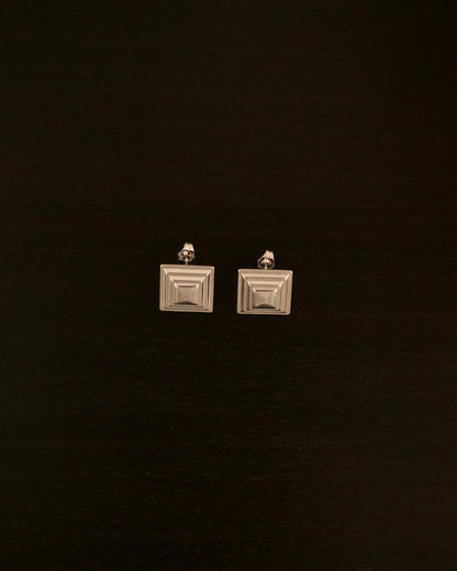 SIENTE PETITE silver earrings – close-up of minimalist square silver earrings with a modern sculptural design.
