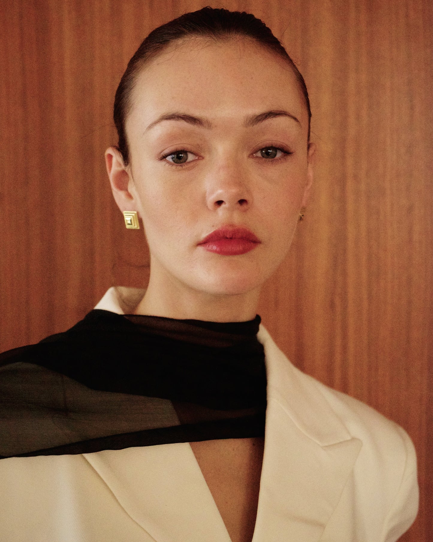 SIENTE PETITE gold earrings worn – elegant square-shaped gold earrings styled for everyday wear.