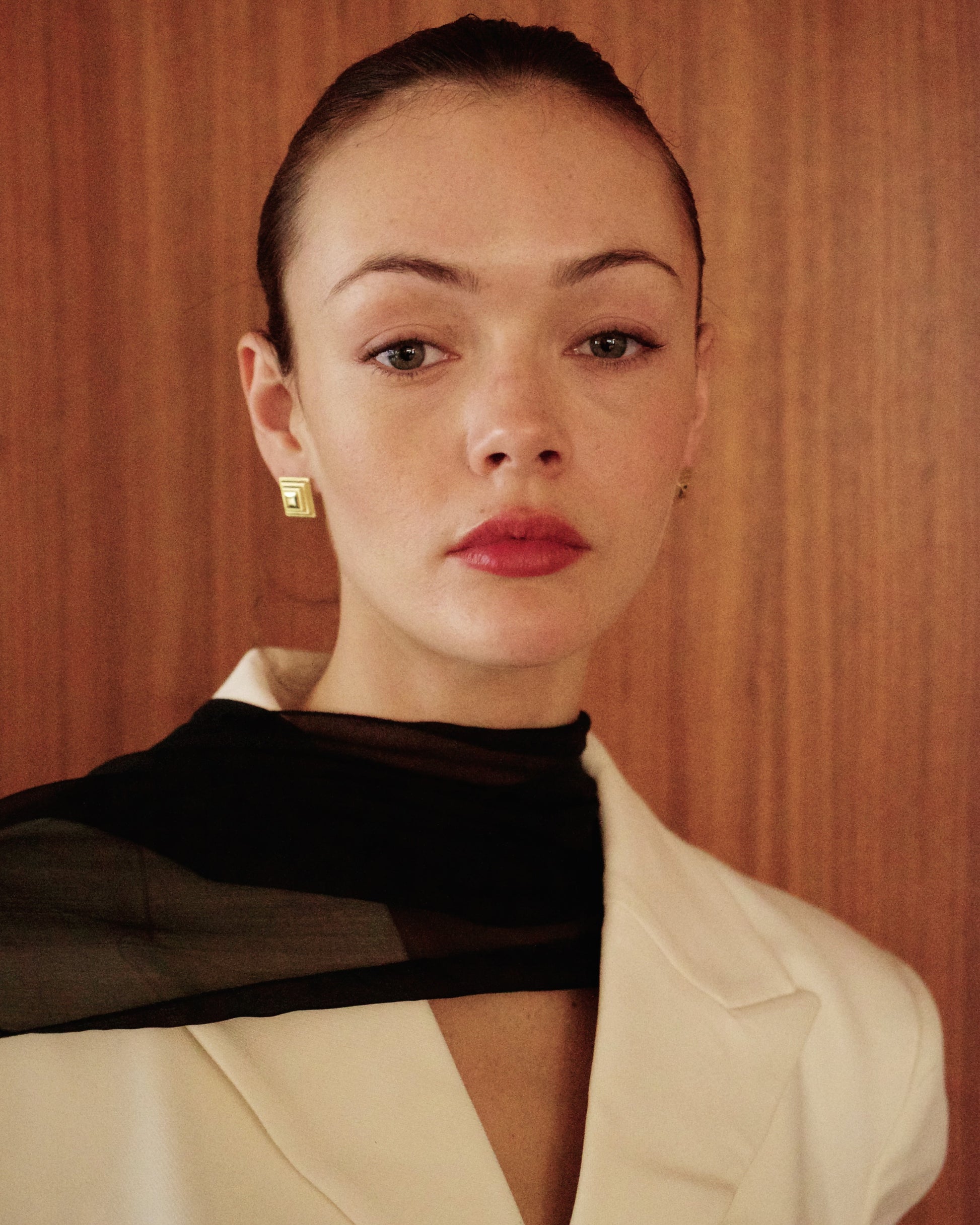 SIENTE PETITE gold earrings worn – elegant square-shaped gold earrings styled for everyday wear.